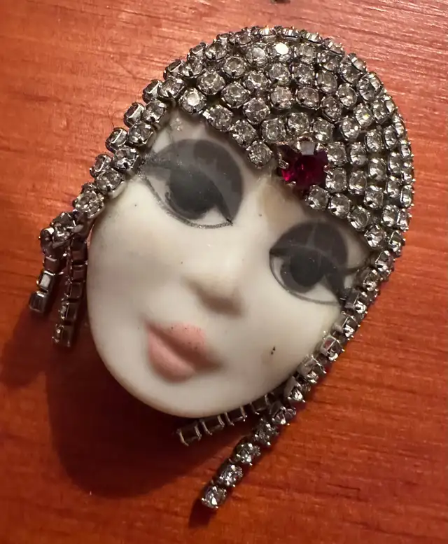 Vintage 80s Ceramic Rhinestone Mardi Gras Face Mask Pin Brooch in Jewellery & Watches in City of Toronto - Image 3