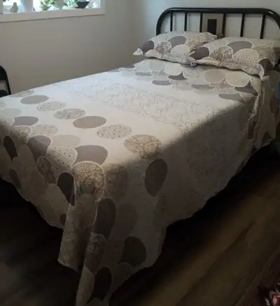 Queen Sized Quilt with Shams, View more