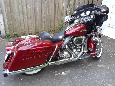 2009 HD STREET GLIDE ( FLHX ) - RED HOT SUNGLO. Original owner, excellent condition, always maintain...