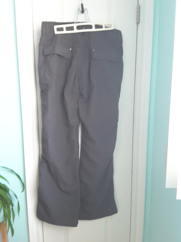 Pantalon en nylon gris très légère neuve, grandeur 6 mais faite dans Femmes - Pantalons et shorts  à Ville de Québec - Image 2