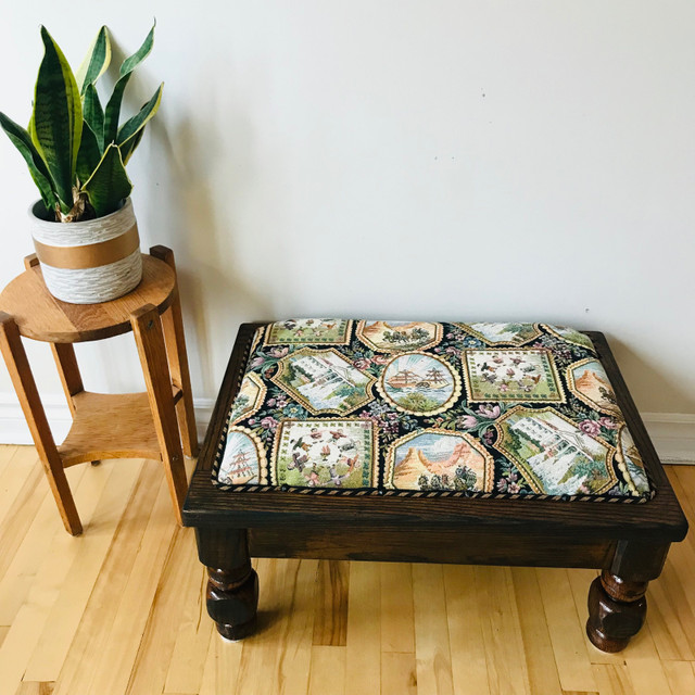 Pouf vintage ottoman, Banc Repose pieds feetrest bois chêne  dans Art et objets de collection  à Laval/Rive Nord - Image 2