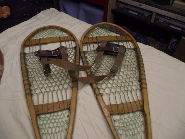 VINTAGE SNOW SHOES in Other in Moncton - Image 3