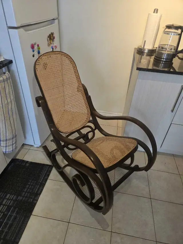 Rocking Chair in Chairs & Recliners in City of Toronto - Image 9
