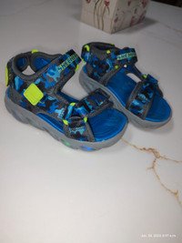 Skechers like new us 7 sandals with lights