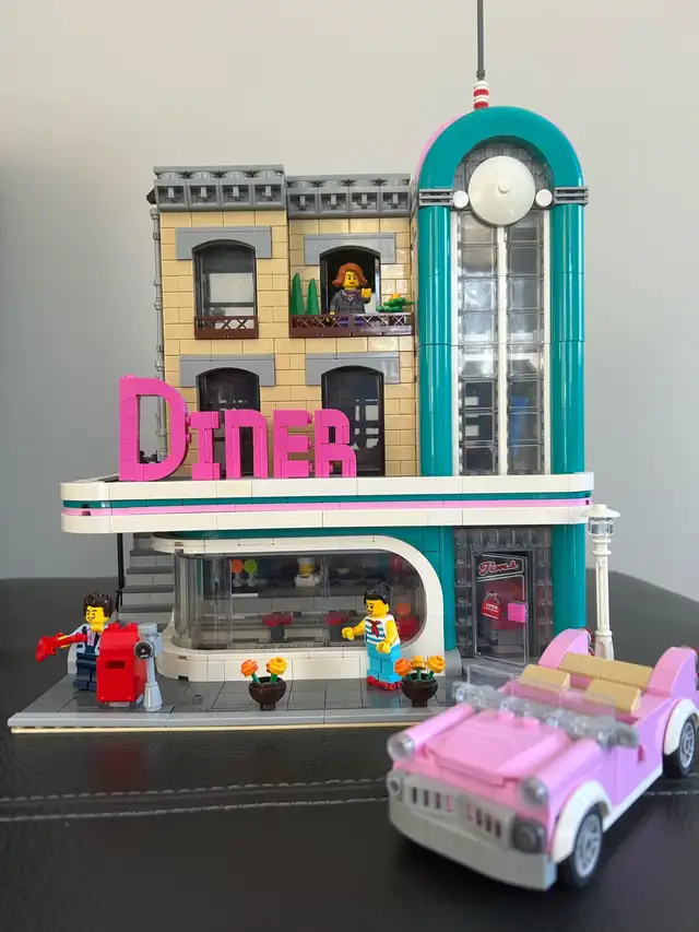 Lego Creator Downtown Diner in Toys & Games in City of Montréal - Image 2