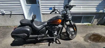 Je vends ma Harley-Davidson Street Bob 2021 en excellent état! Cette moto est équipée d'un moteur pu...