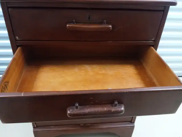 Vintage wood dresser in Dressers & Wardrobes in Ottawa - Image 7