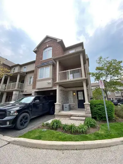 Hi I have 2 rooms available for rent at the Townhouse I rent in Burlington. $900 for one room and $1...