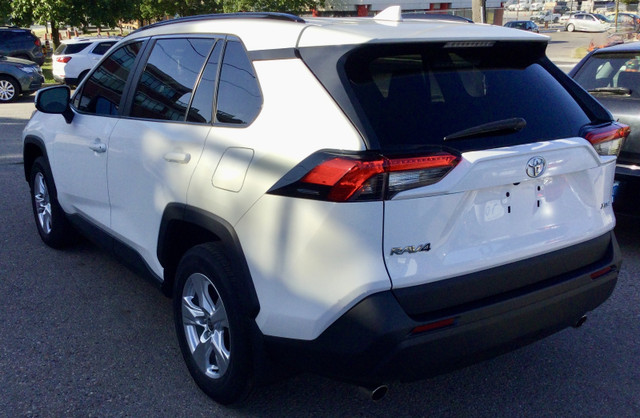 2021 TOYOTA RAV-4 XLE WHITE FULLY LOADED ALLOY POWER EVERYTHING in Cars & Trucks in City of Toronto - Image 4