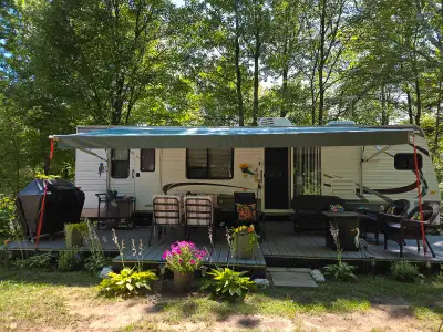 Roulotte 30 pieds Keystone hornet hideout 2013, 2 extensions, deck de 30 pieds, cabanon portes doubl...