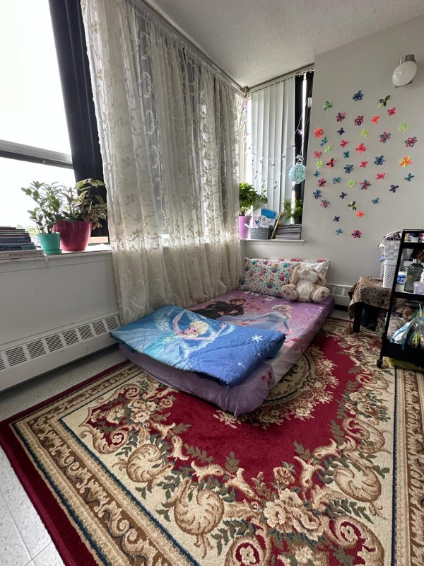 A beautiful studio room available for rent at York university co Room