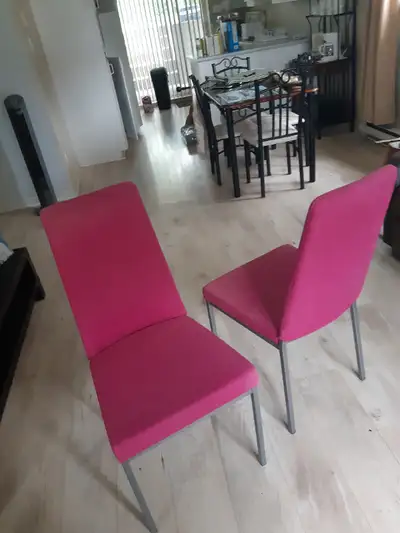 2 chaises rose de salle à manger. Commode = 100$ Meuble de cuisine: Ouverte au prix. Prix négociable...