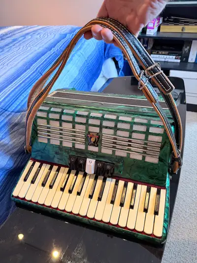 34 treble key piano accordion with 48 bass buttons in hard velvet lined case