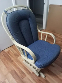 Chaise berçante confortable 30$