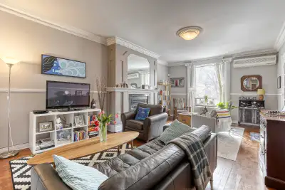 Plateau-Mont-Royal 4553 Esplanade Montréal, H2T 2Y6 Disponible / Available JULY or AUGUST Electros /...
