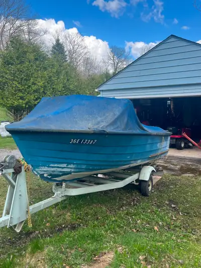 Vintage wood boat made by Lakefield boat company. Was last in water over 15 years ago but at that ti...