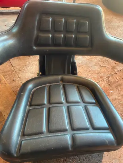 Seats good mechanism in rear seems messed up ask $40