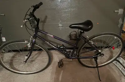 Vélo pour femme. A peu servi. Merci de m'écrire si intérêt.