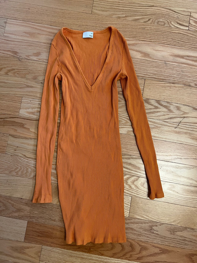 Like New Wilfred Free Dress in Orange size Small in Women's - Dresses & Skirts in Markham / York Region - Image 4