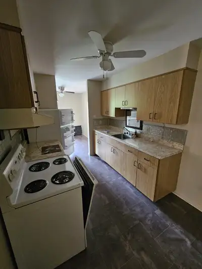 Unit 12,267 Adams St,3-bedroom apt(1bath 1kitchen Storey 3)South