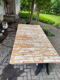 Longue table en planches de bois rustique
