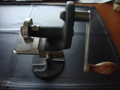 1930's ERA SINGER PINKER, View more