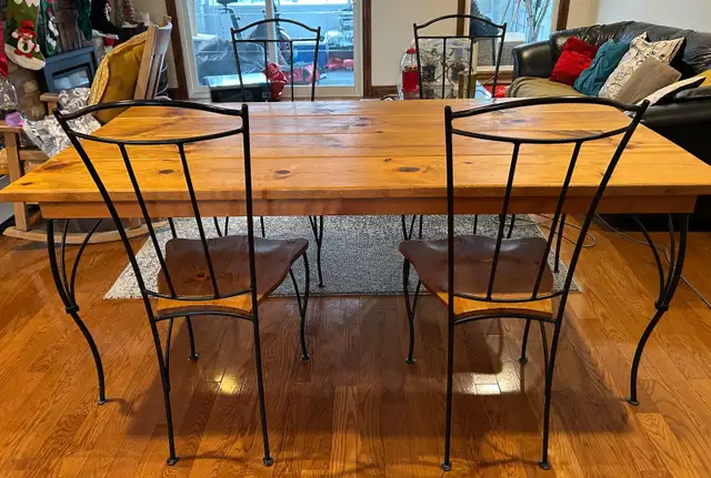 Beautiful solid wood table and 4 chairs64661853333762120