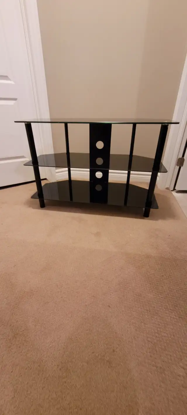 TV table in very good condition in TV Tables & Entertainment Units in Ottawa - Image 2