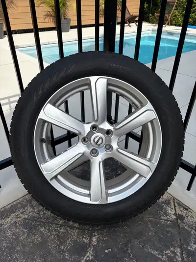 Roues alliage (mags) Volvo xc90 4 mags en parfait état 4 pneus Nokian R5 SUV avec environ 9000 km ,...