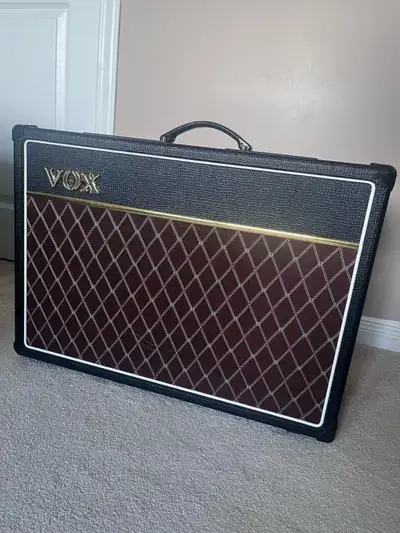 This pre-loved Vox AC15C1 delivers the iconic British chime and classic tube tone in excellent worki...