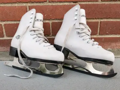 Patins à glace blancs de grandeur grandeur 2 (USA) ou 33 (Europe). Pour patinage artistique Avec pro...