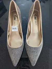 Fiori pointed metallic gold pump shoes - Size 8