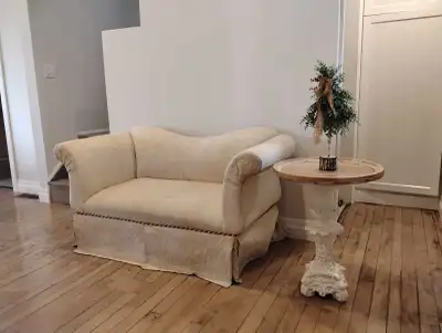 Cream Jacquard Victorian Love Seat Small in size, was used in a child's bedroom perfect for bedtime...