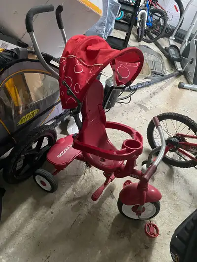 Radio Flyer tricycle stroller / Tricycle poussette Radio Flyer, View more