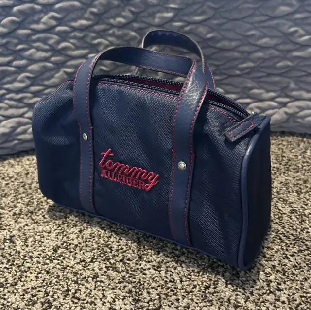 Tommy Hilfiger mini tote bag in Women's - Bags & Wallets in Oshawa / Durham Region - Image 4