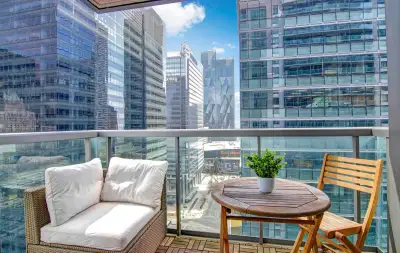 Desirable Infinity Condos! 2 Bedroom+ 2 Bath, NE Corner Suite, 869 Sq Ft + 46 Sqft Balcony! Spacious...
