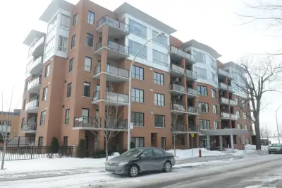 Grand 4 1/2 de luxe, près de tous les services et au coin de la rue St-Charles avec tous les restaur...