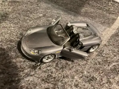 Maisto 1/18 scale Porsche Carrera GT (Silver), View more
