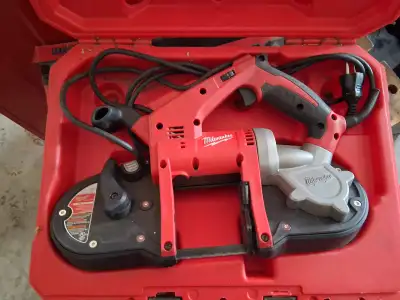 At only 9-1/2 lbs and 16" in length, the Milwaukee Compact Band Saw is the perfect tool for cutting...