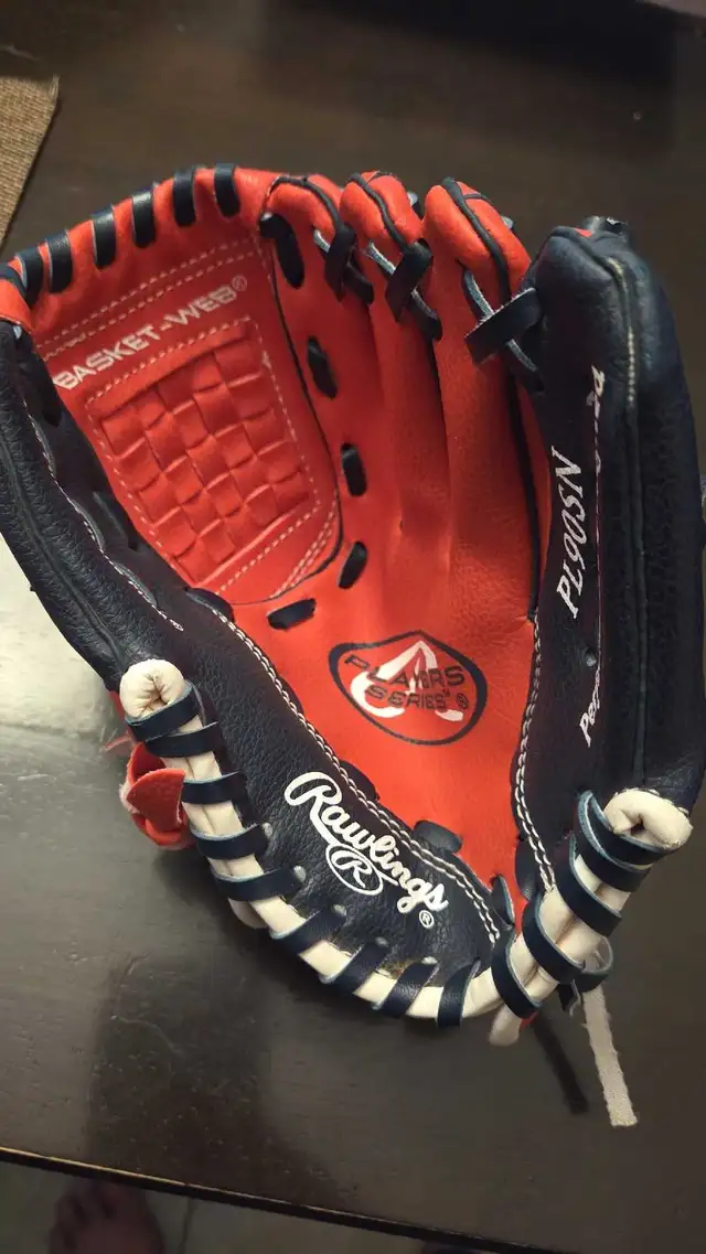 Rawlings Youth Baseball Glove in Baseball & Softball in City of Toronto - Image 3