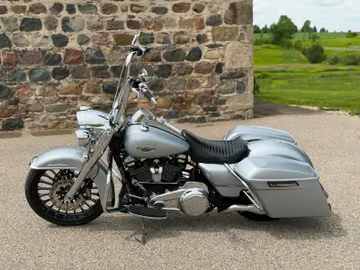 2019 ROAD KING in BARRACUDA SILVER with VERY LOW KMs Selling my 2019 Harley-Davidson Road King in ra...