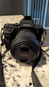Sony Alpha a7 II Full-Frame Mirrorless Camera with FE 28-70mm Le