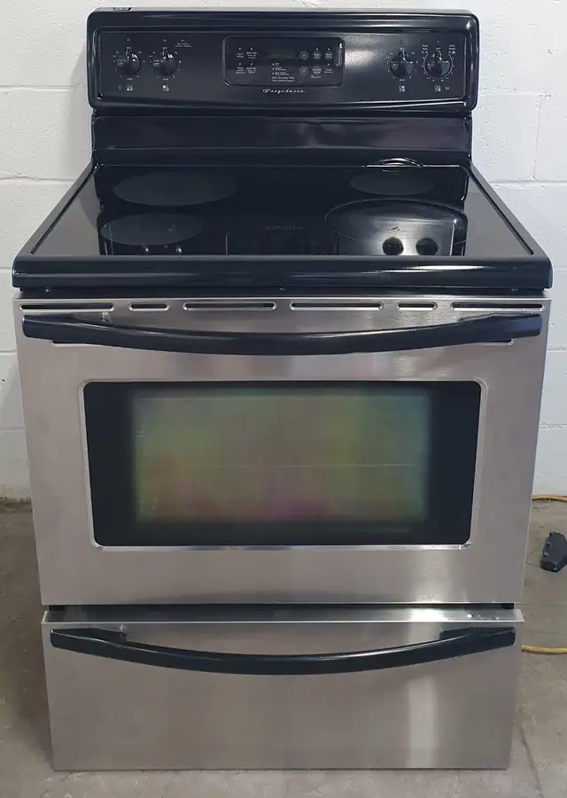 —Electric Stove “FRIGIDAIRE” 30 inch (in great condition) in Stoves, Ovens & Ranges in Barrie - Image 2
