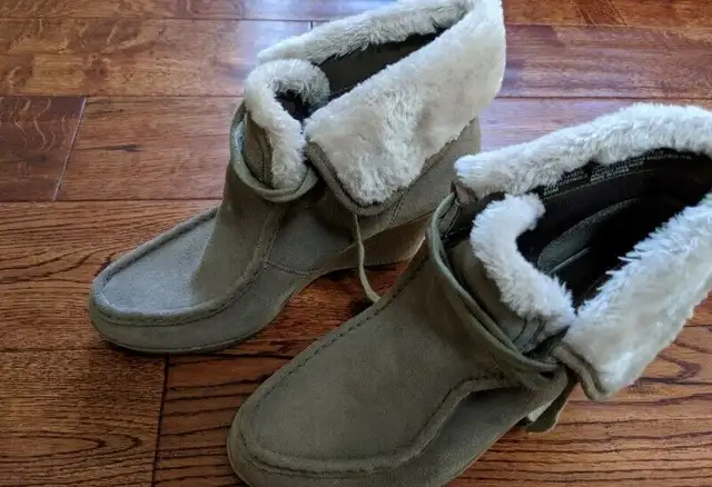 Suede ankle boots in Women's - Shoes in City of Toronto - Image 2