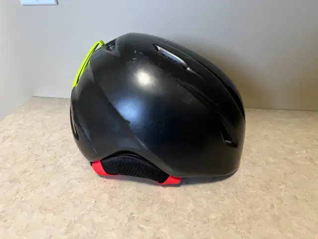 Childs Giro Ski Helmet in Ski in Vernon - Image 4