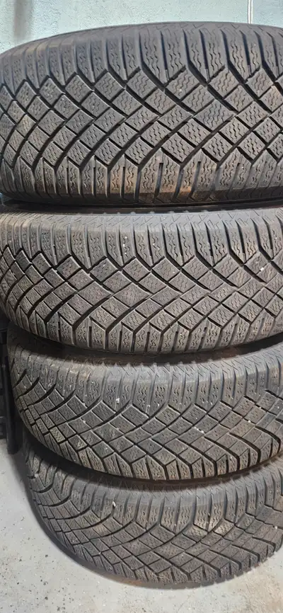 4 pneus d'hiver Continental Vikingcontact 7 avec jantes 215/65/16, utilisés sur un WV Tiguan 2017, e...