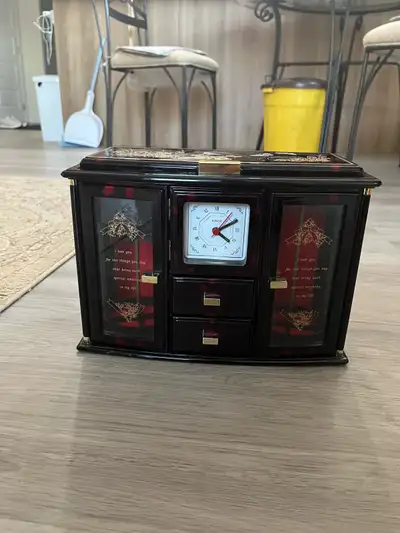 Jewelry box