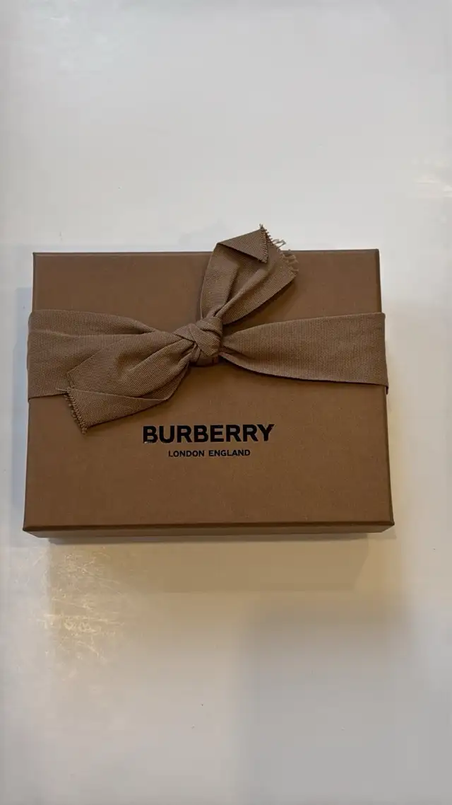 Burberry Men’s Leather Wallet (BNIB) in Women's - Bags & Wallets in Markham / York Region - Image 2