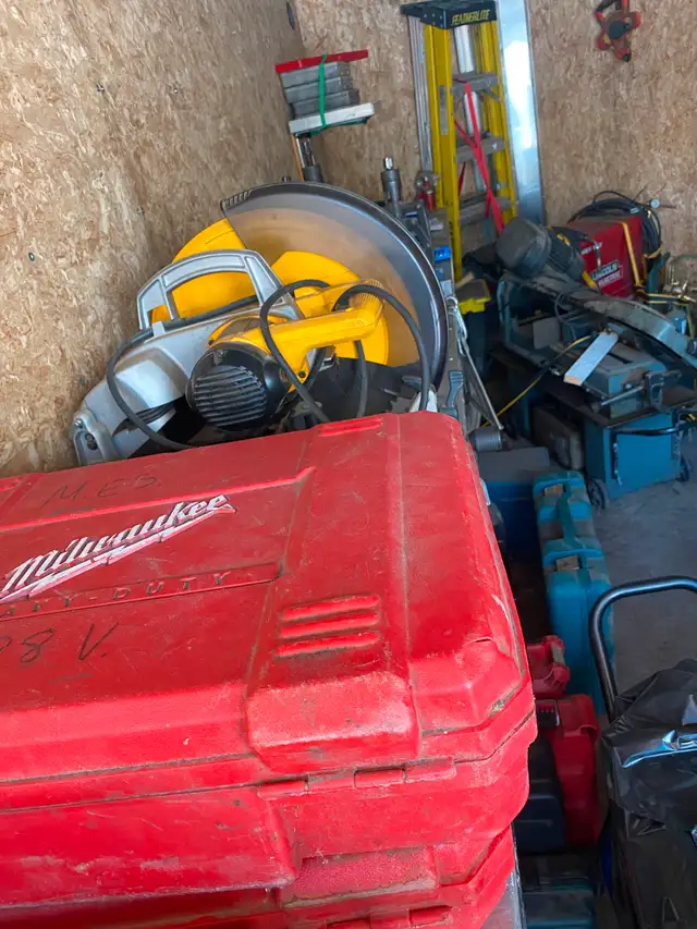 Trailer with lots of tools63008305665409124