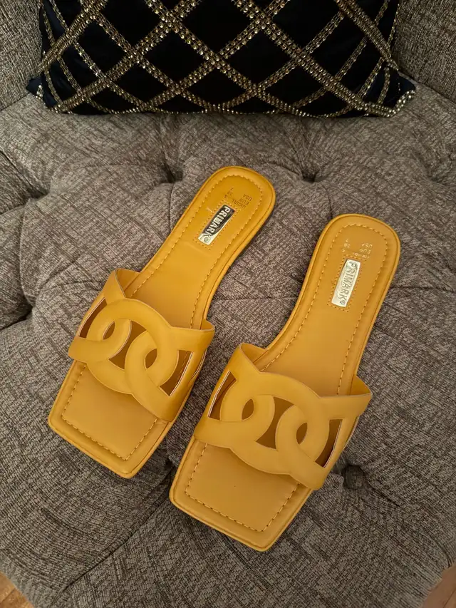 Sandals/Slides in Women's - Shoes in Laval / North Shore - Image 3